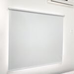 Veja como nossas cortinas e persianas podem transformar qualquer ambiente. As fotos mostram exemplos de salas de estar aconchegantes, quartos acolhedores e escritórios com estilo, tudo graças às nossas soluções de janelas.