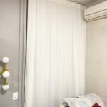 Veja como nossas cortinas e persianas podem transformar qualquer ambiente. As fotos mostram exemplos de salas de estar aconchegantes, quartos acolhedores e escritórios com estilo, tudo graças às nossas soluções de janelas.