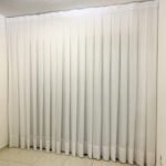 Veja como nossas cortinas e persianas podem transformar qualquer ambiente. As fotos mostram exemplos de salas de estar aconchegantes, quartos acolhedores e escritórios com estilo, tudo graças às nossas soluções de janelas.